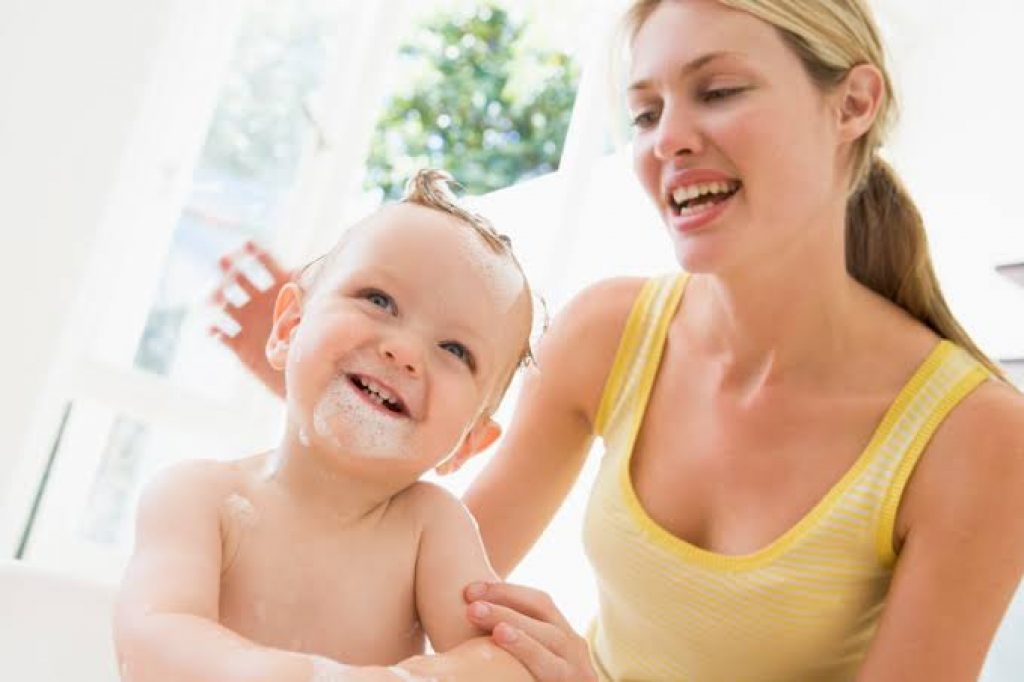 mom bathing baby2